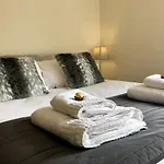 Vikings Two Bedroom With Free Parking. شقة *